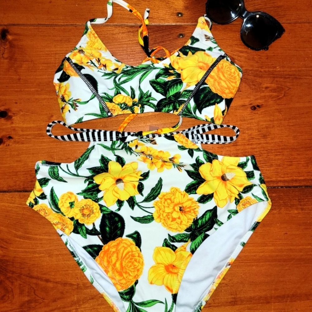 Cupshe High Waisted Halter Top Bikini in Yellow Floral Print on White Size M